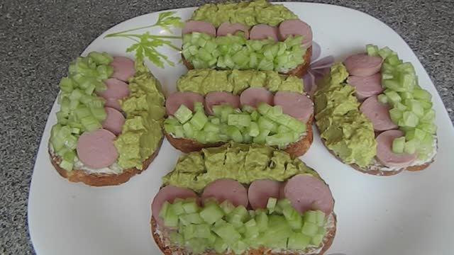 БУТЕРБРОДЫ С ПЮРЕ ИЗ ЗЕЛЕНОГО ГОРОШКА