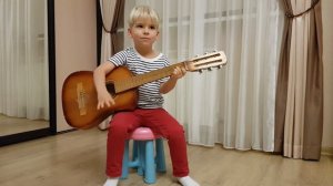 Мальчик играет на гитаре