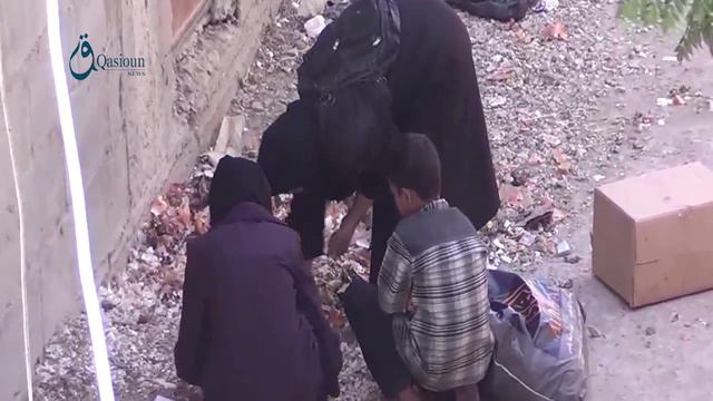 Qasioun News: Rif Dimashq: Family gathering the garlik and onions from the rubbish 10-8-2015 смотреть онлайн