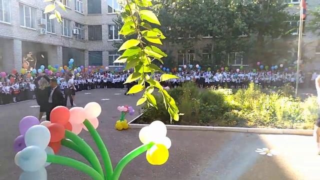 Ученики школы № 18 исполнили школьный вальс на школьной линейке в честь открытия школьного сезона смотреть онлайн