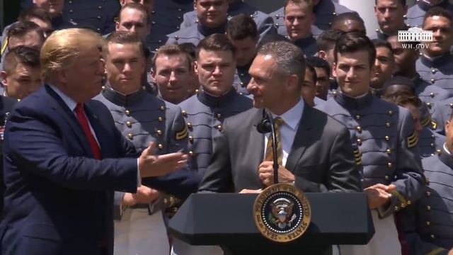 President Trump Presents the Commander-in-Chief’s Trophy to the U.S. Military Academy Football Team смотреть онлайн