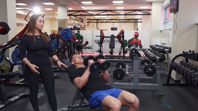 Разводка с гантелями скамья 45 градусов. смотреть онлайн