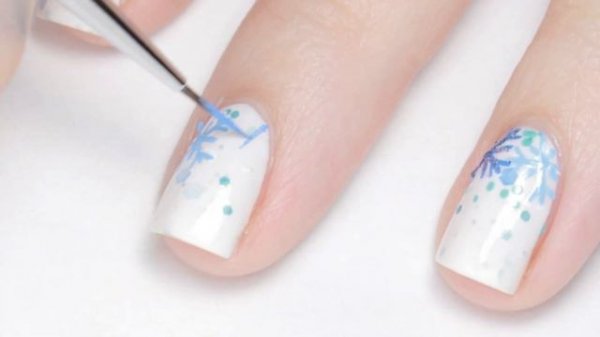 Sparkly Snowflakes ｜ Nail Art