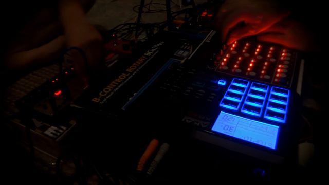 Korg Volca Keys/Bass, Groovesizer Golf+Akai XR20 (necessary evil) смотреть онлайн