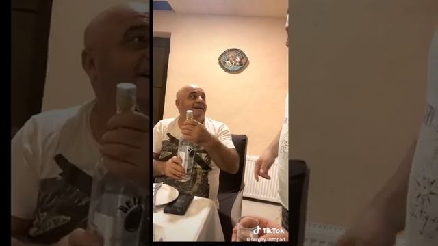 Фокус согнул горлышко рукой смотреть онлайн