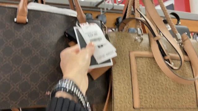 Почему сумки Guess такие дорогие в России? ? Зыринг в TJMaxx. Цены на бренды. смотреть онлайн