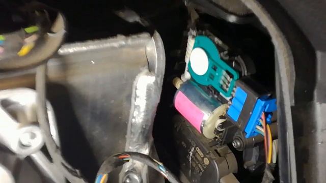 Треск,жужжание сервопривода(моторчика заслонок воздуховода) VW Passat B6 смотреть онлайн