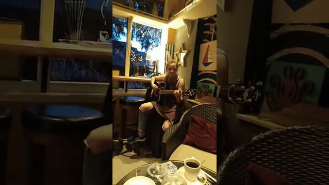 Девушка играет на гитаре жесть смотреть онлайн
