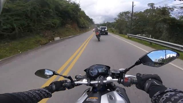 Yamaha Mt 03 vs Honda xr 650 - siguiendo el paso смотреть онлайн
