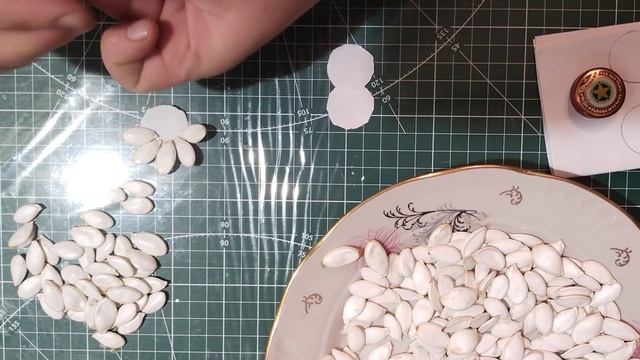 Делаем цветы из семечек тыквы.Поделки на Новый год. смотреть онлайн
