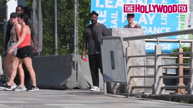 Justin Bieber, A Friend & His Bodyguard Tour The City On Foot Without Hailey Bieber In New York, NY смотреть онлайн