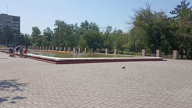 Дети купаются в "чашах слез" в сквере Победы в Семее смотреть онлайн