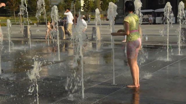 A girl,a fountain and wet adventures. Full video!/Девушка, фонтан и мокрые похождения. Полное видео смотреть онлайн