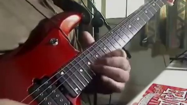 Соло на гитаре.