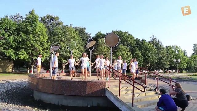 02.08.2014. Трогательный флешмоб - подарок солигорской девушке на 18-летие смотреть онлайн