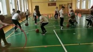 Баскетбол.Фрагмент урока 4 класс. За правильное выполнение заданий,ученики получают ''физрик''.