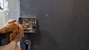 Установка э.м замка и протяжка кабеля по внутреннему каркасу  двери