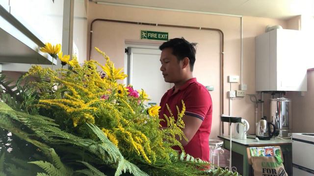 How to make simple flower arrangements | Garden Flowers смотреть онлайн