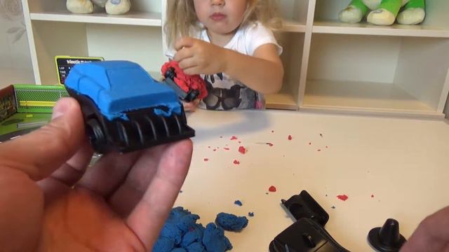 ►Кинетический песок Строим гоночные машины ГОНКА☼ Kinetic Sand Build Crash 'Em Cars Play Set смотреть онлайн
