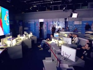 Сотрудники канала «Россия-1» смотрят Олимпиаду в студии Вестей