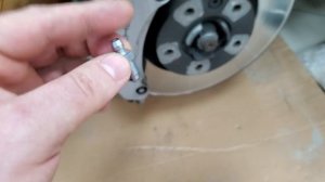 Как самостоятельно выкрутить обломанный вентиляционный штуцер из тормозного суппорта.