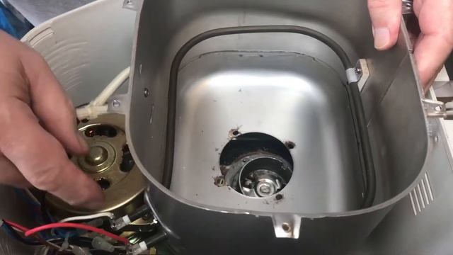 Tearing down an Oster 5838 Expressbake Bread Machine - For Parts смотреть онлайн