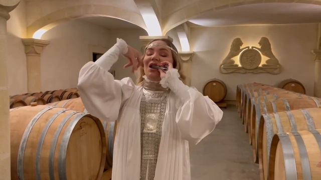 Chanteuse unique Olena UUTAI dans la cave du Château смотреть онлайн