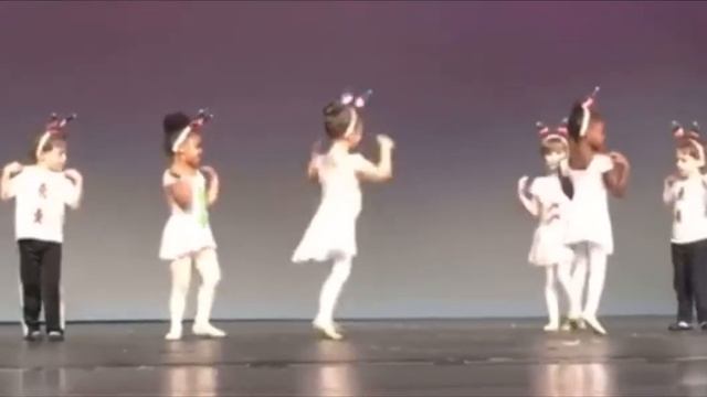 4 yr old Christmas ballet смотреть онлайн