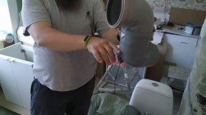 Установка и подключение унитаза  максимально близко к стене .