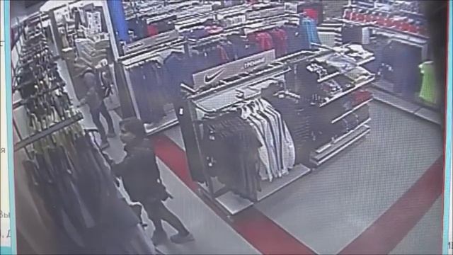Жительница Саранска, укравшая джемпер и майку, попала на скрытую камеру смотреть онлайн