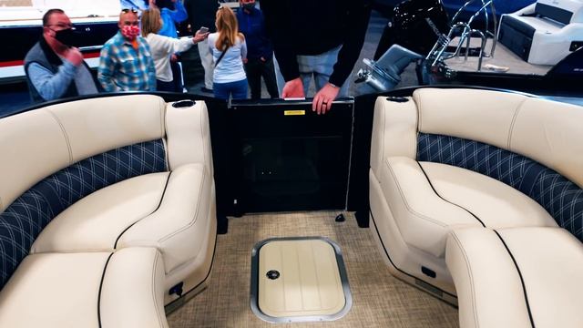 Pontoon Boat Show ! Watch this before you Buy ! (Knoxville,Tennesse) смотреть онлайн