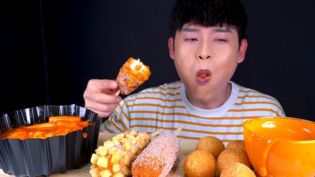 ASMR 눈꽃치즈떡볶이와 명랑핫도그 통모짜감자핫도그 고구마핫도그 소떡소떡 치즈볼 먹방~!! Cheese Tteokbokki With Crispy Corn Dog MuKBang~! смотреть онлайн