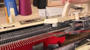 Красивый скос плеча и горловина на вязальной машине.