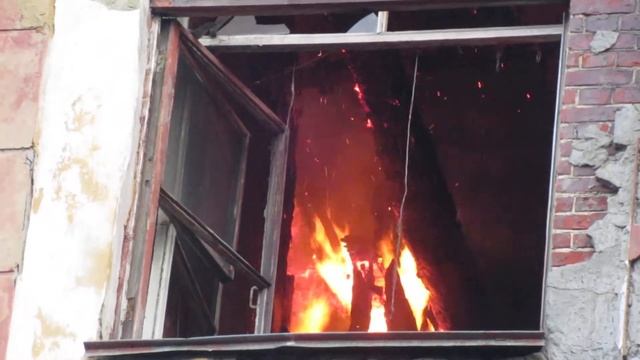 В Саратове горит общежитие издательства "Слово" MVI 3692 смотреть онлайн