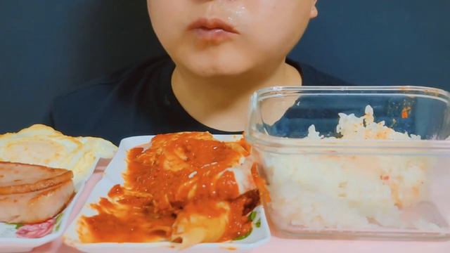 [MUKBANG. ASMR]실비김치,스팸,계란후라이,흰밥/Silbi kimchi, spam, fried eggs, white rice смотреть онлайн
