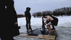 Крещенское купание в проруби всей семьёй