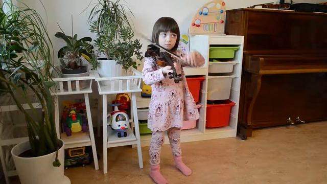 A child plays 1/8 lefthanded violin open strings. смотреть онлайн