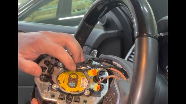 Снять руль и подушку безопасности на автомобиле Jeep Grand Cherokee (WK2) смотреть онлайн