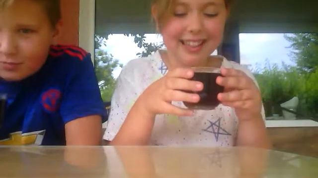 Пямой кефир!!!! :-)Челлендж кто первый выпьет колу!!!!!!! ;-) смотреть онлайн