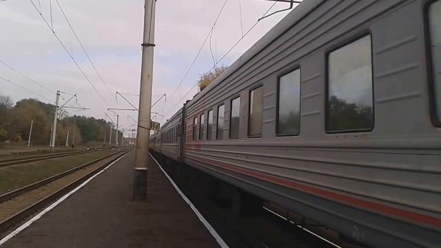 Приветливые машинисты на ЧС8-077 ведут скорый поезд №15 Москва - Ужгород смотреть онлайн