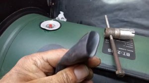 Травит клапан лодки ПВХ? Решение проблемы без силикона