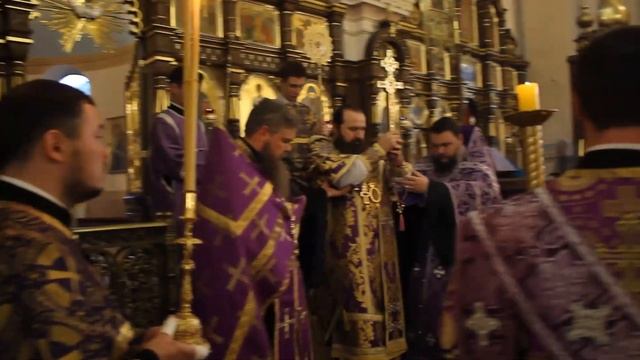 Всенощное бдение в канун праздника Воздвижения Креста Господня в Покровском соборе. Мгновения смотреть онлайн