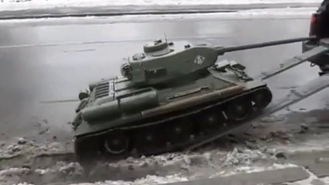 ТАНКИ В ГОРОДЕ! В начале я ничего не понял, а потом тоже! смотреть онлайн