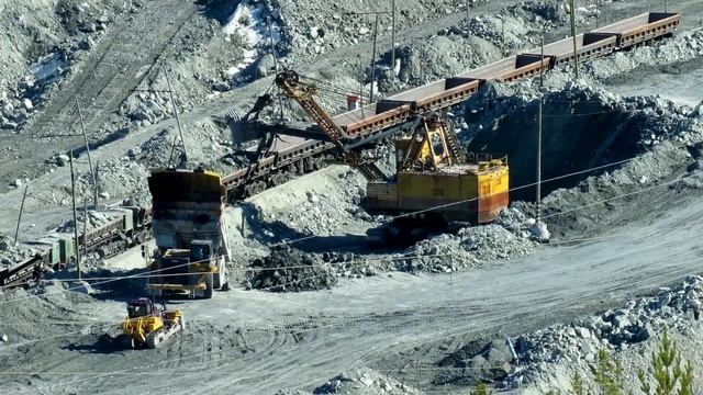 Карьерный экскаватор ЭКГ-8И и БЕЛАЗы в карьере