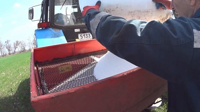 2023 г. 3 д. Кидаем второй след удобрений по пшенице на своём МТЗ-952 с разбрасывателем UNIA MX-950 смотреть онлайн