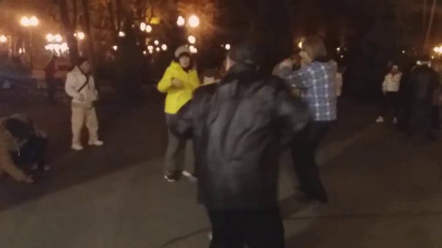 Харьков, танцы в парке,"А мне по барабану" смотреть онлайн