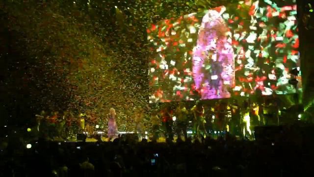 Shakira - Waka Waka (Live) (With Fan Rushing Stage To Hug Her) смотреть онлайн
