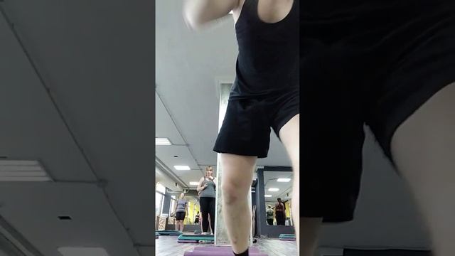 Перерыв. Отдых между упражнениями. Фитнес. Атмосфера групповых занятий. Групповой аэробный зал. смотреть онлайн