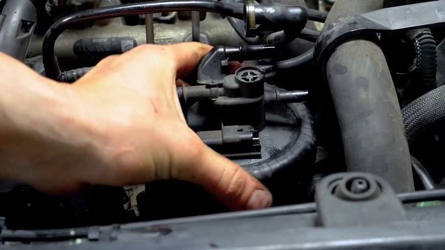 How to replace the diesel fuel filter PEUGEOT 206 2.0 HDI ⛽ смотреть онлайн