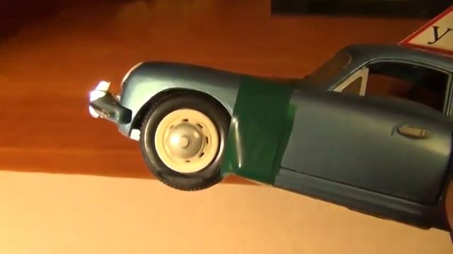 Как правильно тормозить на листьях осенью. смотреть онлайн